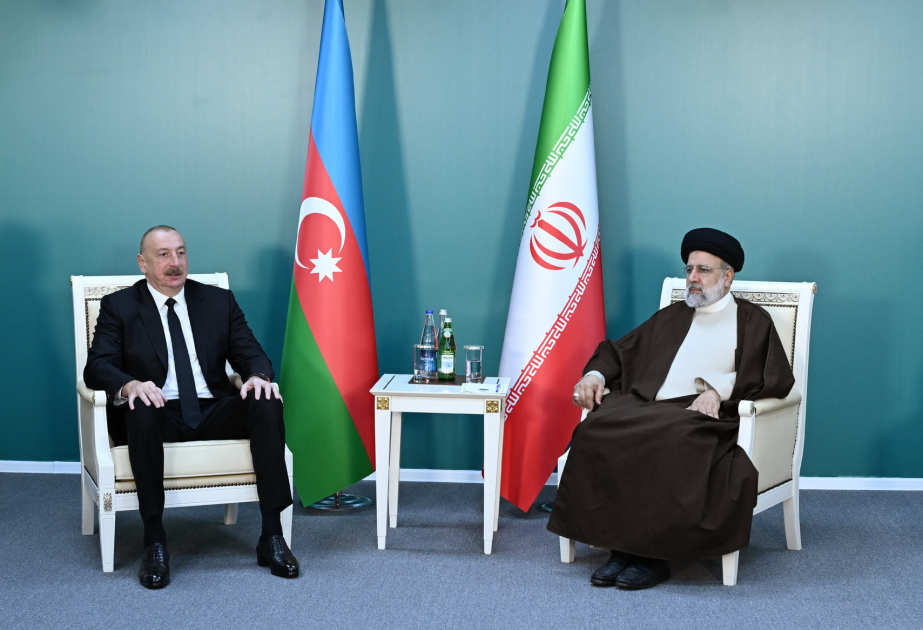 رئيس إيران ورئيس اذربيجان يجتمعان في الحدود بين الدولتين، بحضور وفدي البلدين