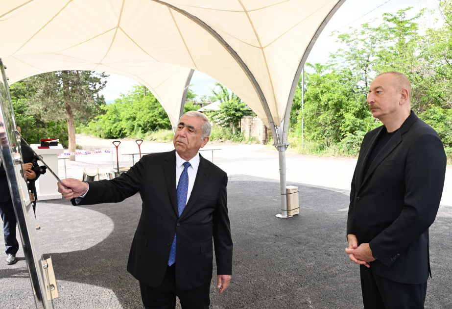الرئيس إلهام علييف يرسي حجر الأساس لشبكة الطرق والمواصلات الداخلية في مدينة زنكيلان (محدث)