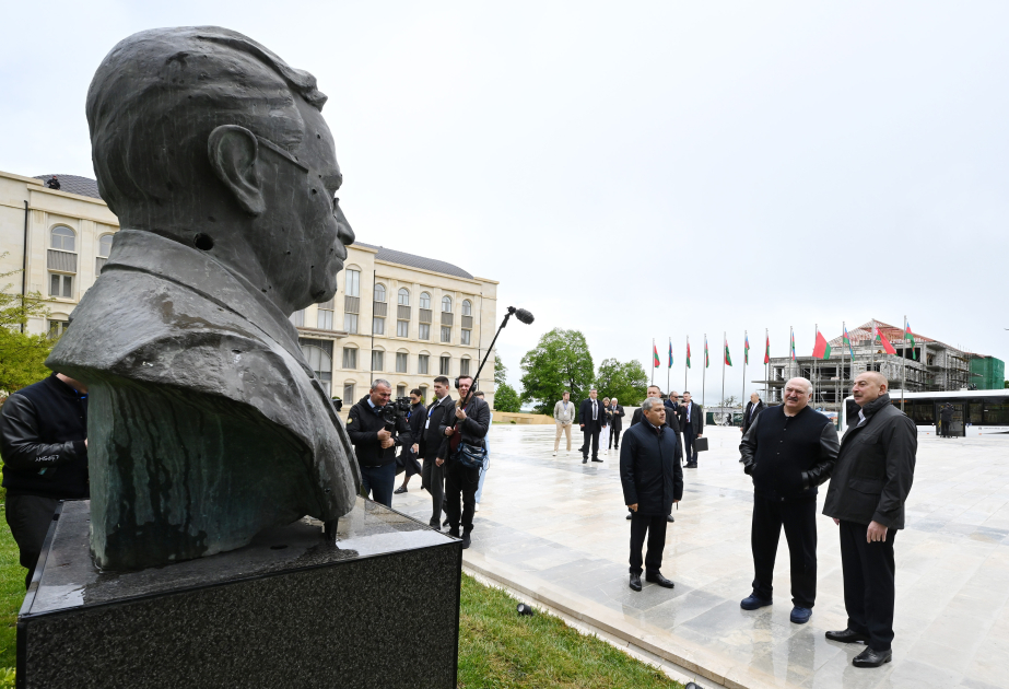 Choucha : les présidents azerbaïdjanais et biélorusse passent en revue les statues de Natavan, Bulbul et Uzeyir Hadjibeyli, bombardées pendant l’occupation