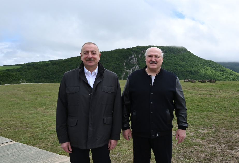 阿利耶夫和卢卡申科两位总统参观吉迪尔平原