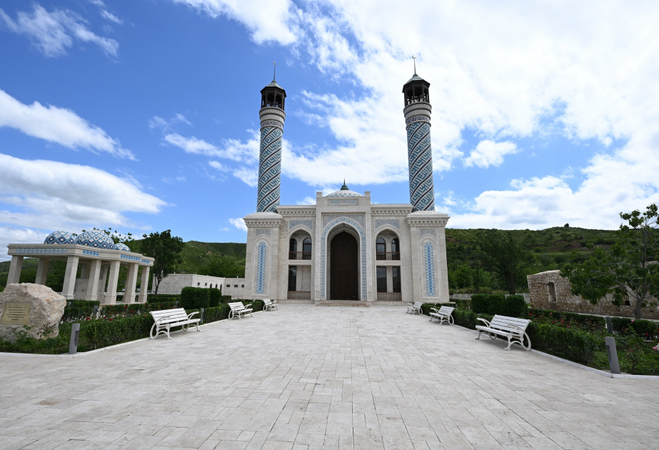 الرئيس إلهام علييف وقرينته السيدة الأولى مهربان علييفا يدشنان مسجد 