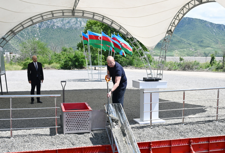الرئيس إلهام علييف يضع حجر الأساس لبلدة مينجيوان لمحافظة زنكيلان
