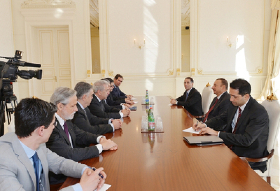 Le président azerbaïdjanais Ilham Aliyev a reçu la délégation dirigée par Dimitris Avramopoulos, ministre grec des affaires étrangères VIDEO