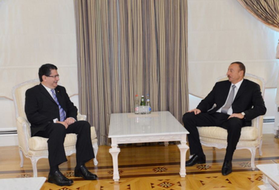 Präsident Ilham Aliyev den Botschafter von Griechenland in Aserbaidschan zur Beendigung seiner diplomatischen Tätigkeit empfangen VİDEO