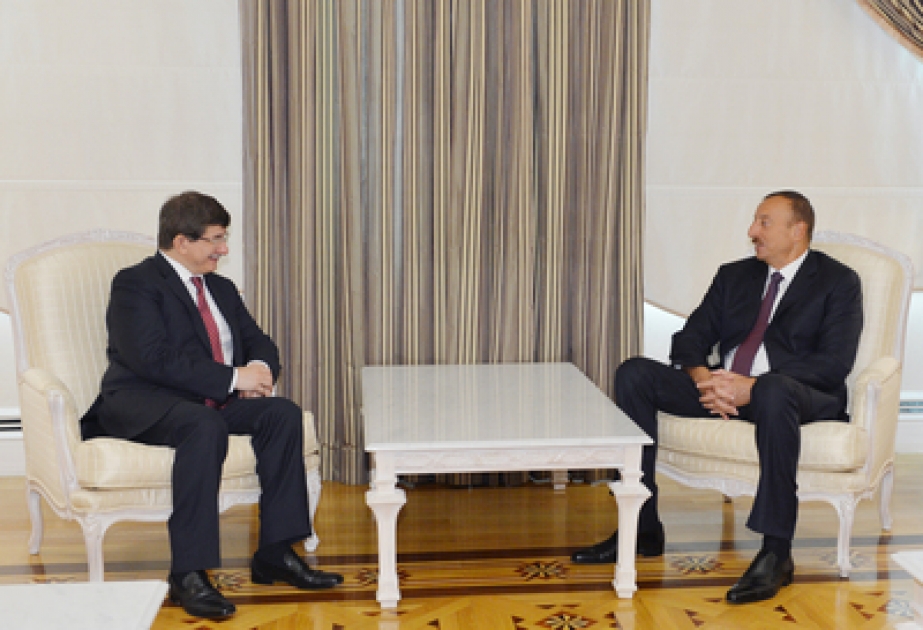 Präsident von Aserbaidschan Ilham Aliyev den türkischen Außenminister Ahmet Davutoglu empfangen VİDEO