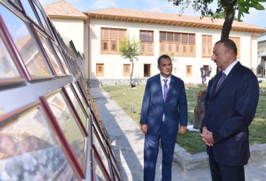 President Ilham Aliyev sich in Scheki mit “Schekikhanovs Haus” vertraut gemacht VİDEO
