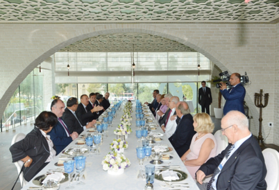 Im Namen des Präsidenten von Aserbaidschan Ilham Aliyev ein Gastmahl zu Ehren von Teilnehmern des Vorbereitungstreffens auf höchster Ebene von Nizami Ganjavi International Center und Madrid Club gegeben