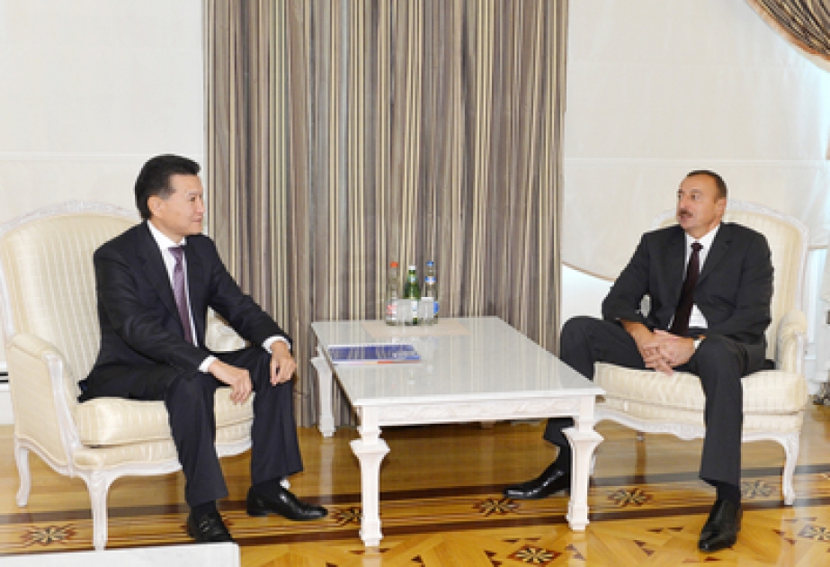 Präsident von Aserbaidschan Ilham Aliyev den Präsidenten der Internationalen Schachföderation Kirsan Iljumschinow empfangen VİDEO