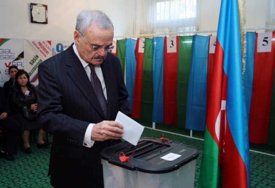 Aserbaidschans Ministerpräsident Artur Rasizade im Wahllokal Nr.29 gestimmt