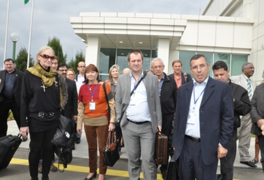 Eine Gruppe von Teilnehmern des dritten Bakuer Internationalen Humanitären Forums Lenkoran besucht