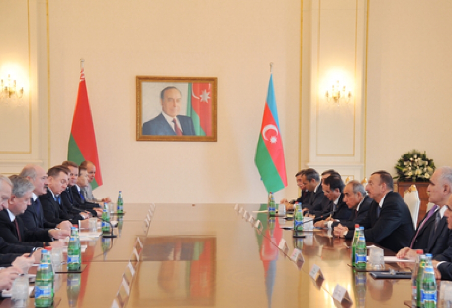 Präsidenten von Belarus und Aserbaidschan sich zu offiziellen Verhandlungen im erweiterten Kreis getroffen VİDEO