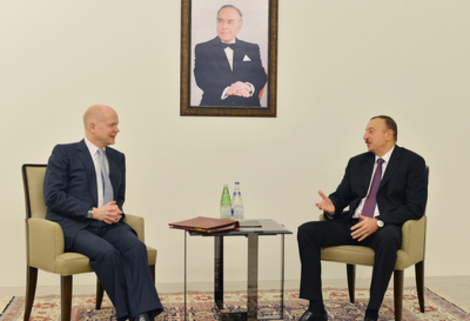 Aserbaidschans Präsident Ilham Aliyev den Außenminister des Vereinigten Königreichs Großbritannien und Nordirland William Hague empfangen VIDEO