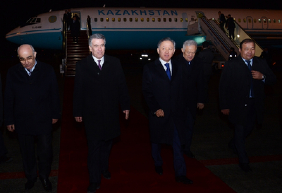 Vorsitzender der parlamentarischen Versammlung von Kasachstan zu einem Besuch in Aserbaidschan eingetroffen
