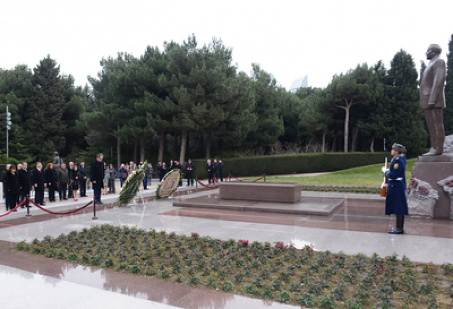 Ministerpräsident von Bulgarien Plamen Orescharski das Grabmal des Nationalleaders Heydar Aliyev besucht