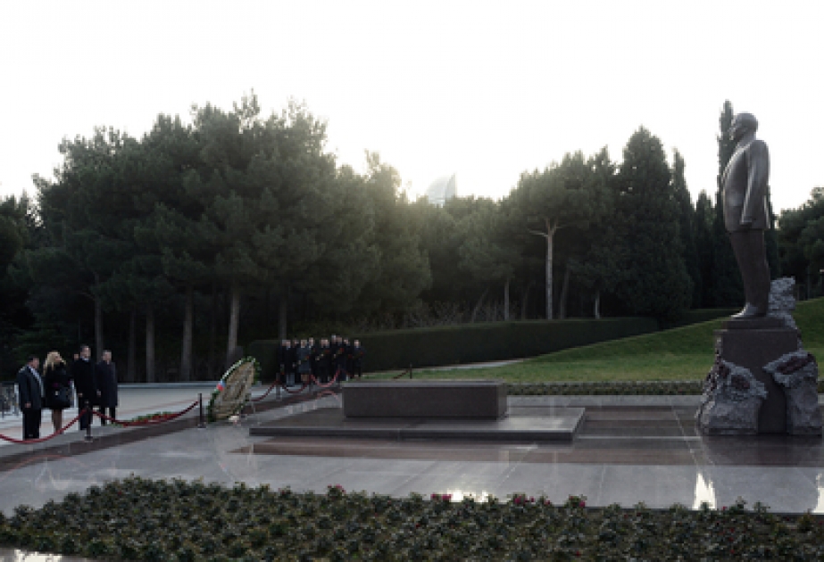 Les participants de la conférence internationale ont visité la tombe du leader national Heydar Aliyev