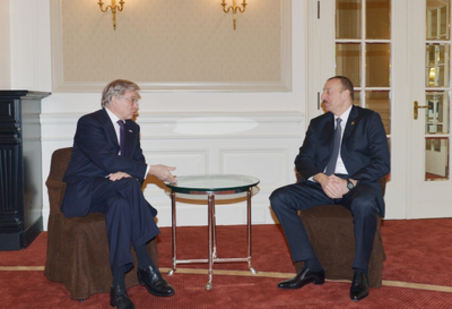 Aserbaidschans Präsident Ilham Aliyev sich mit Mitglied des Senats von Königreich der Niederlande Rene van der Linden getroffen VIDEO