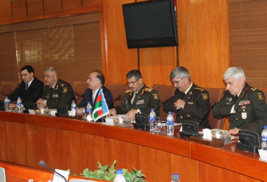 وزير الدفاع الأذربيجاني يعقد عدة لقاءات في إيران