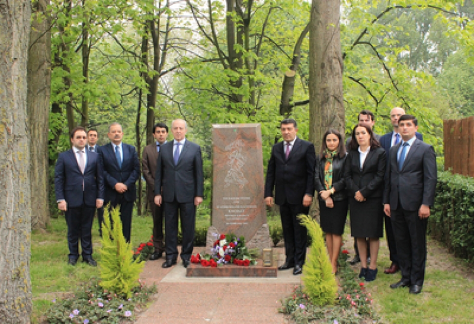 Delegation des Staatlichen Migrationsdienstes das zum Andenken an die Opfer des Völkermords von Chodschali in Den Haag errichtete Denkmal besucht