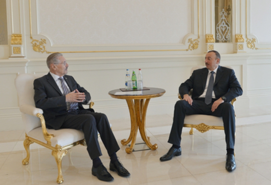Aserbaidschans Präsident Ilham Aliyev den ehemaligen Präsidenten von Rumänien Emil Constantinescu empfangen VIDEO
