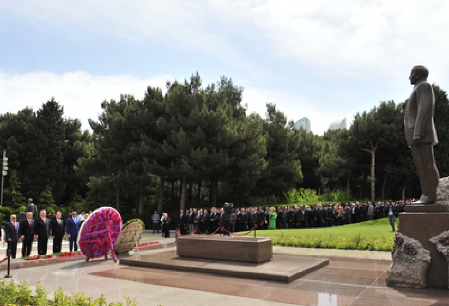 Les participants de la conférence intitulée «Heydar Aliyev et le nouveau modèle social» ont visité la tombe du leader national Heydar Aliyev