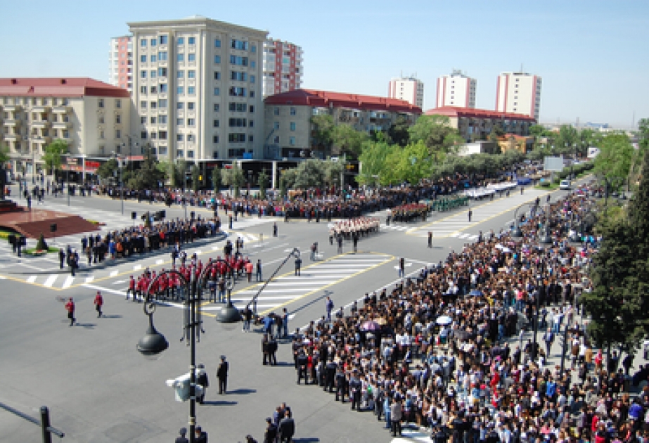 苏姆盖特举行传统中学生阅兵式庆祝民族领袖盖达尔•阿利耶夫诞辰91周年