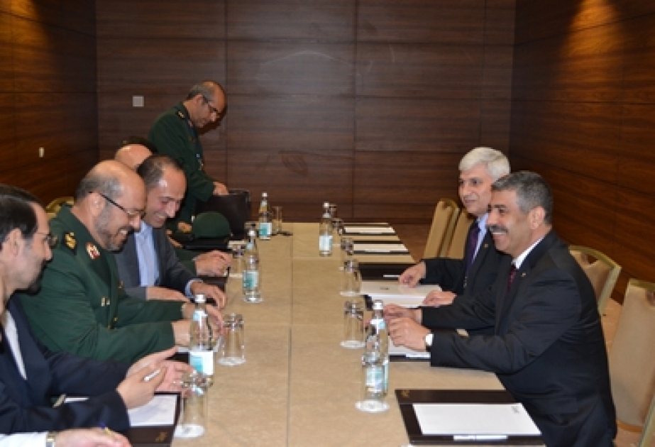 Entretien du ministre azerbaïdjanais de la défense avec son homologue iranien
