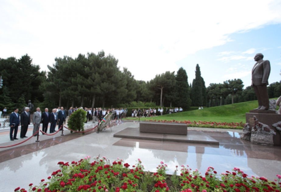 Les participants de la 6e Conférence internationale du groupe de sismologie, de sismologie de l’ingénieur et d’utilisateurs du système «ANTELOPE» ont visité la tombe du leader national Heydar Aliyev