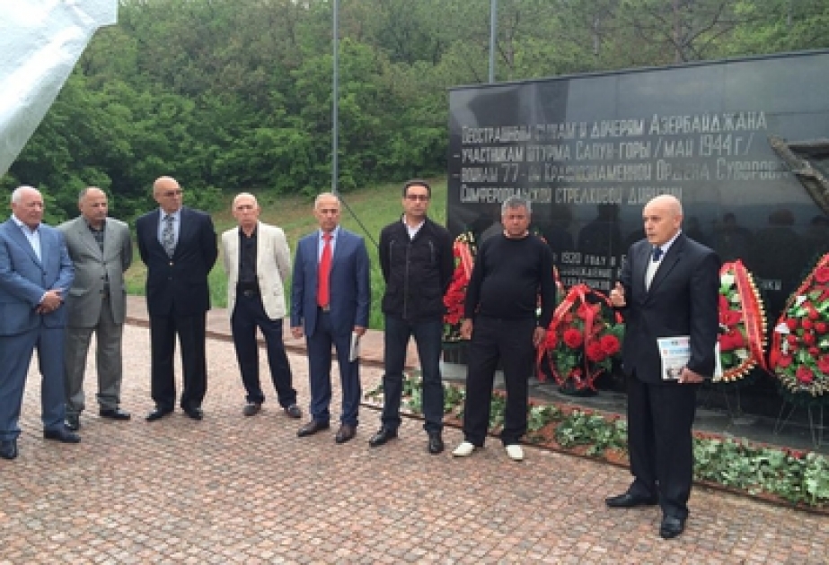 我们的同胞在阿塞拜疆战士纪念碑旁庆祝塞瓦斯托波尔解放70周年