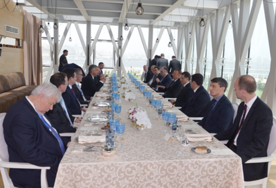 الرئيس إلهام علييف يقيم مأدبة غداء رسمية على شرف الرئيس السويسري ديدييه بوركهالتر