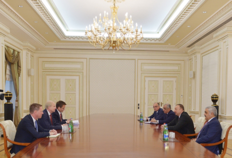 Aserbaidschans Präsident Ilham Aliyev den Vorstandsvorsitzenden des britischen Ölkonzerns bp Robert Dudley empfangen VIDEO