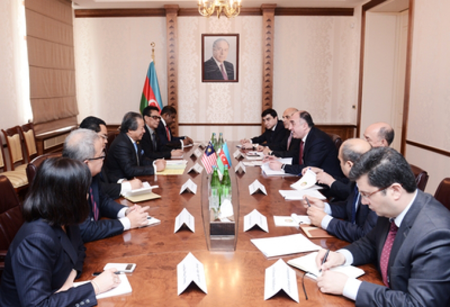 بحث تطوير التعاون بين أذربيجان وماليزيا