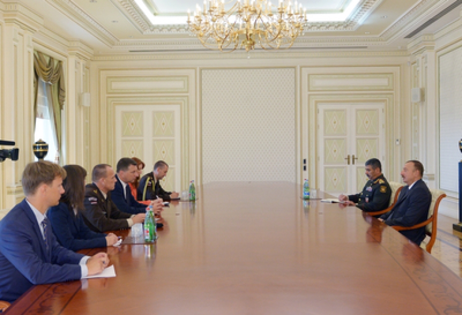 Präsident von Aserbaidschan Ilham Aliyev empfing eine Delegation um den Minister für Verteidigung von Lettland VIDEO