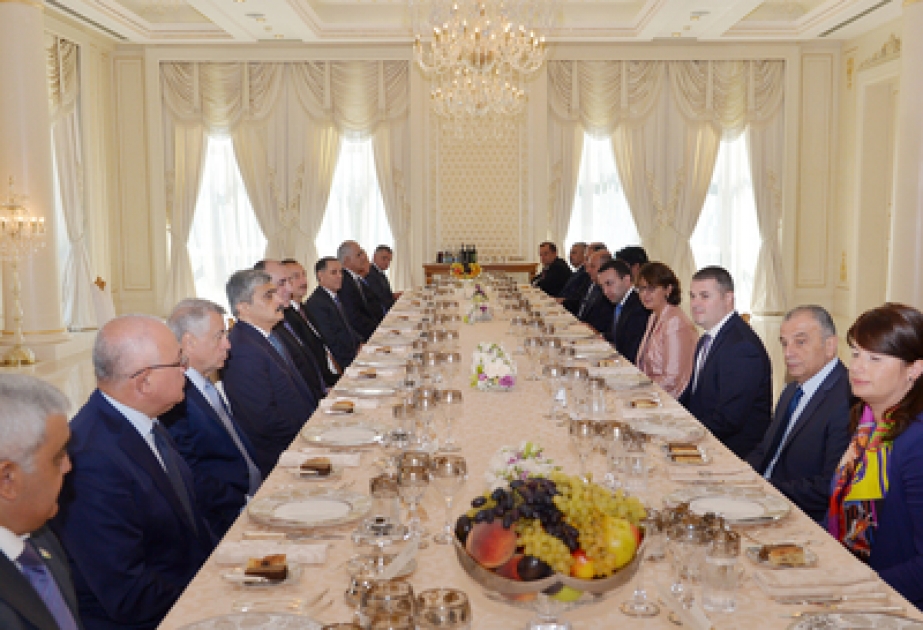 الرئيس إلهام علييف يجتمع مع رئيس الوزراء الجورجي حول مائدة الغذاء