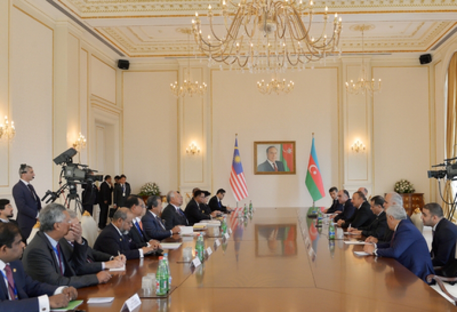 Entretien du président azerbaïdjanais Ilham Aliyev et du Premier ministre malaisien Mohammad Najib bin Tun Abdul Razak en présence des délégations VIDEO