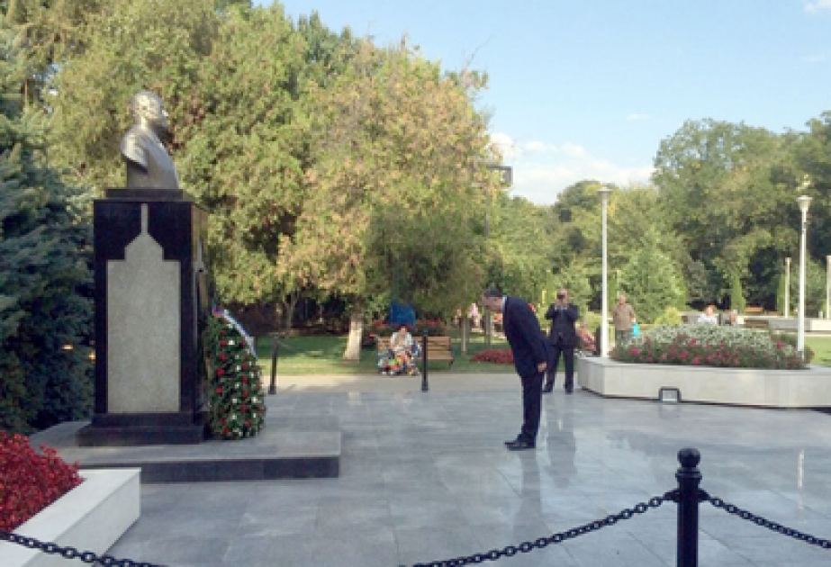 Le ministre azerbaïdjanais des affaires étrangères a visité le monument du leader national Heydar Aliyev à Bucarest