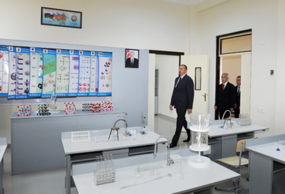 Präsident Ilham Aliyev den aktuellen Zustand des Lyzeums Nr.72 und der Mittelschule Nr.80 im Sabunchu Bezirk der Hauptstadt inspiziert VIDEO