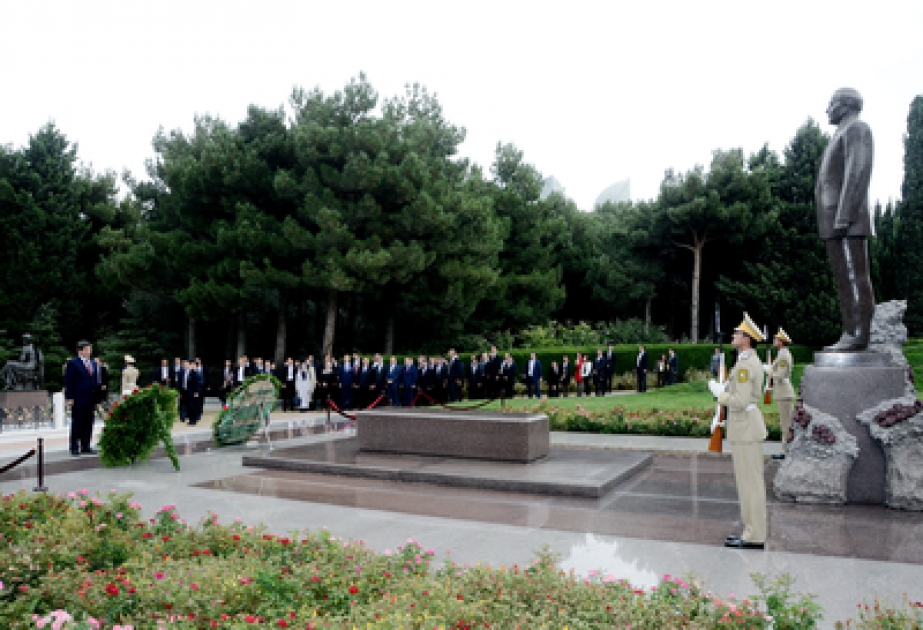 Turkish Prime Minister Ahmet Davutoglu visits tomb of national leader Heydar Aliyev