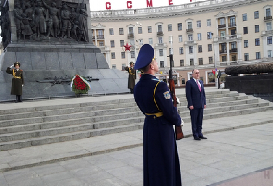 Le ministre azerbaïdjanais des affaires étrangères a visité le monument de la Victoire à Minsk