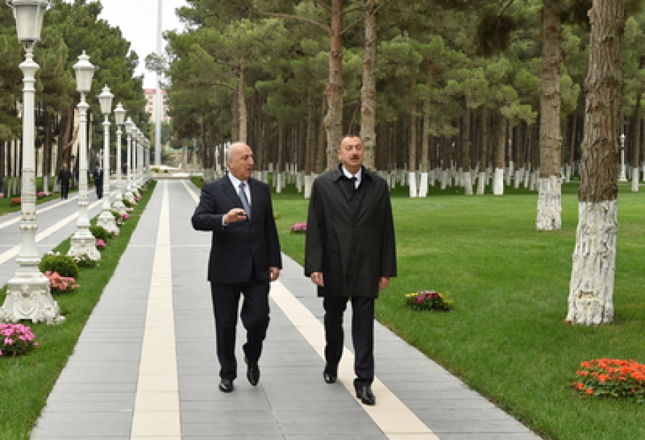 Präsident Ilham Aliyev hat in Khirdalan den Verlauf der Rekonstruktionsarbeiten am Kultur-und Erholungspark namens Heydar Aliyev inspiziert VIDEO