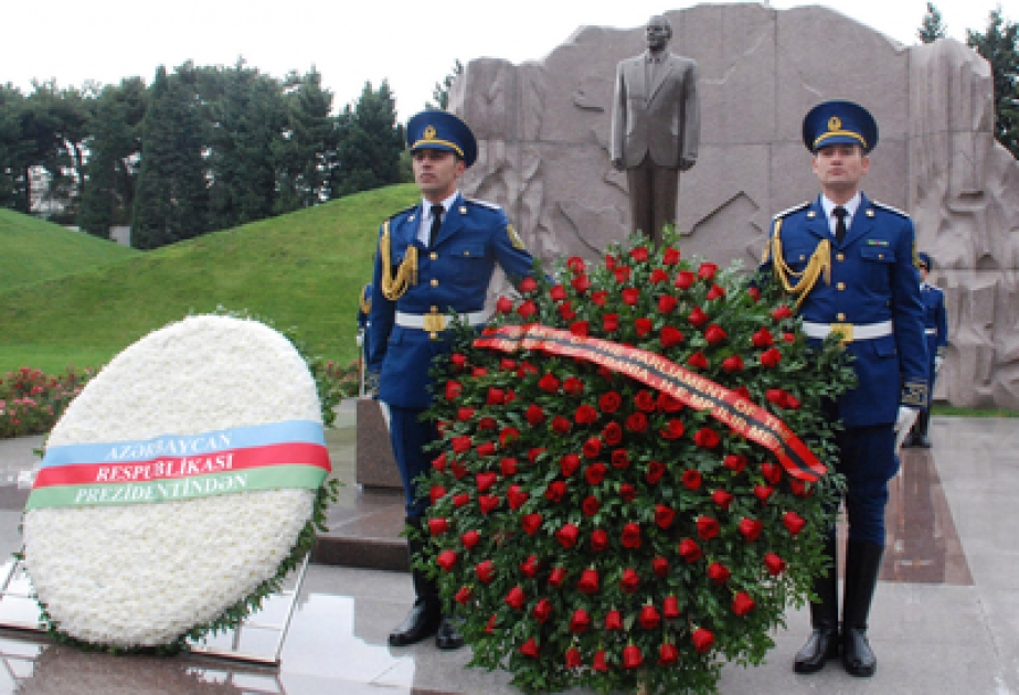 Albanian Parliament Speaker pays respect to national leader Heydar Aliyev and Azerbaijani heroes