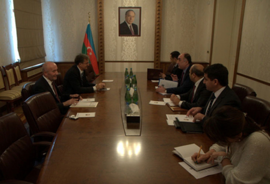 Neuer Botschafter Serbiens die Abschrift seines Beglaubigungsschreibens dem aserbaidschanischen Außenminister überreicht
