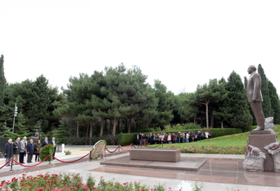 Участники международного симпозиума посетили могилу общенационального лидера Гейдара Алиева