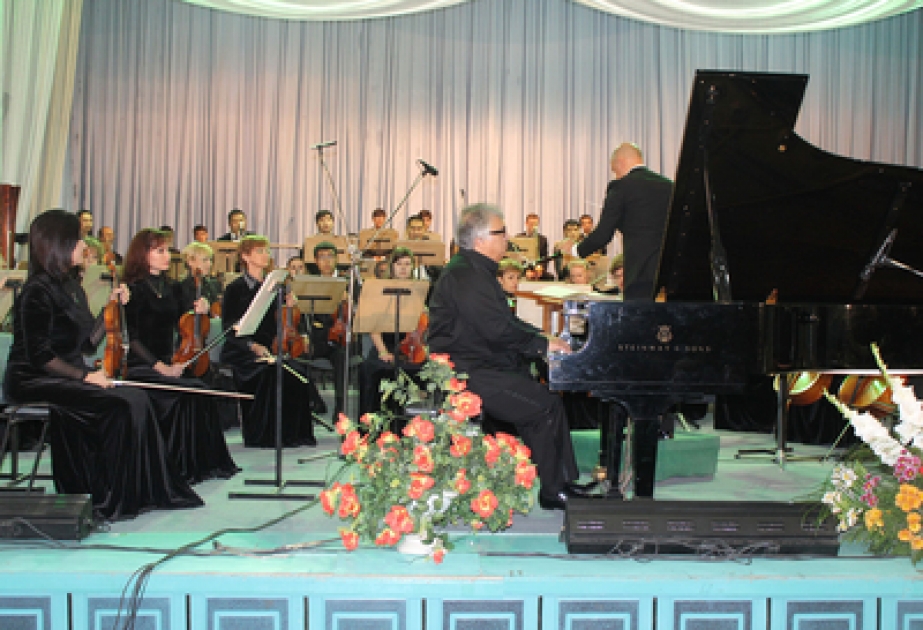 法尔哈德·巴达贝里在乌兹别克斯坦国家音乐学院的音乐会赢得满堂彩