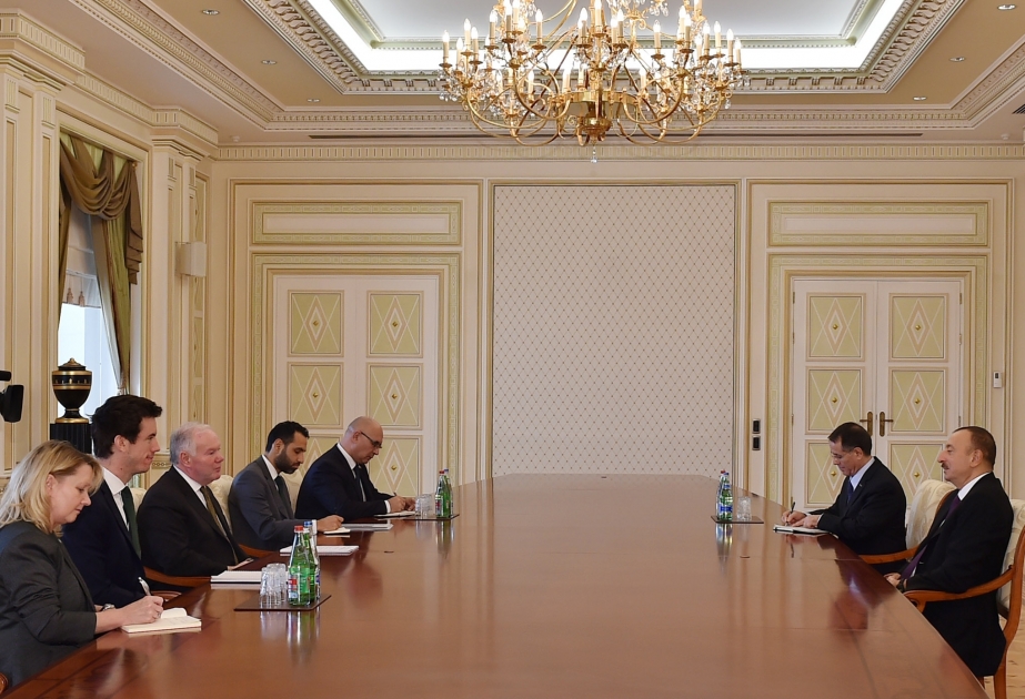 阿塞拜疆总统伊利哈姆·阿利耶夫接见以英国能源大臣查尔斯•亨德利为首的代表团