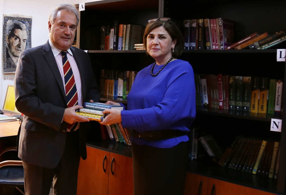L’ambassadeur de Grèce en Azerbaïdjan offre des livres au Centre azerbaïdjanais de traduction