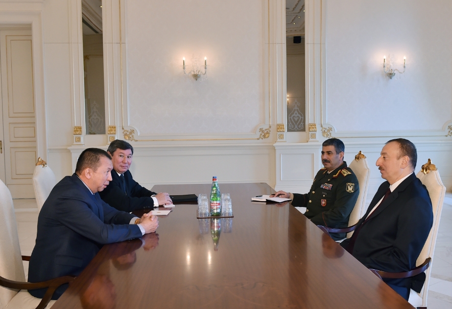 Le président Ilham Aliyev a reçu le ministre kirghiz de la Défense VIDEO