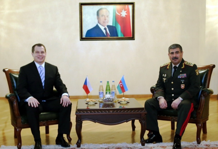 بحث التعاون العسكري بين أذربيجان والتشيك
