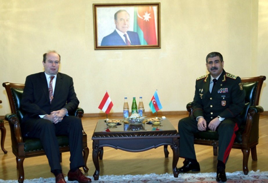 Le ministre de la Défense Zakir Hassanov a reçu l’ambassadeur autrichien dans le pays