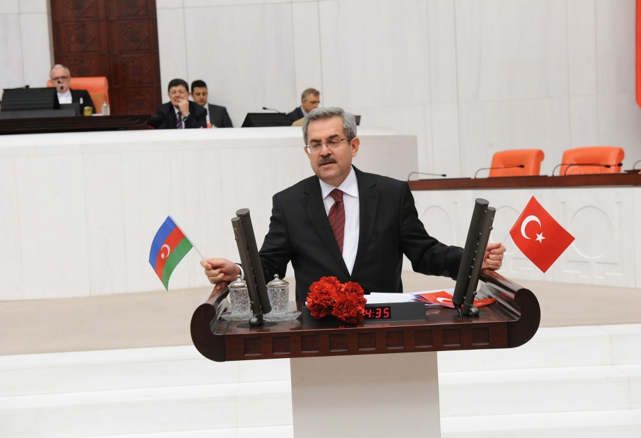 Un député turc est monté à la tribune avec le drapeau azerbaïdjanais et un bouquet d’œillets à la main