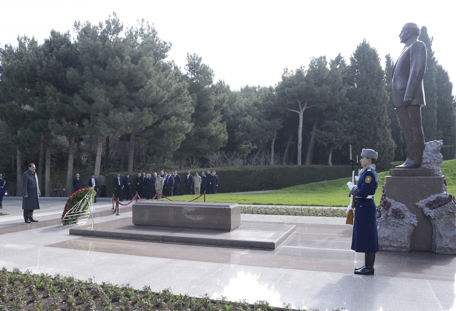 Le président pakistanais Mamnoon Hussain visite la tombe du leader national Heydar Aliyev